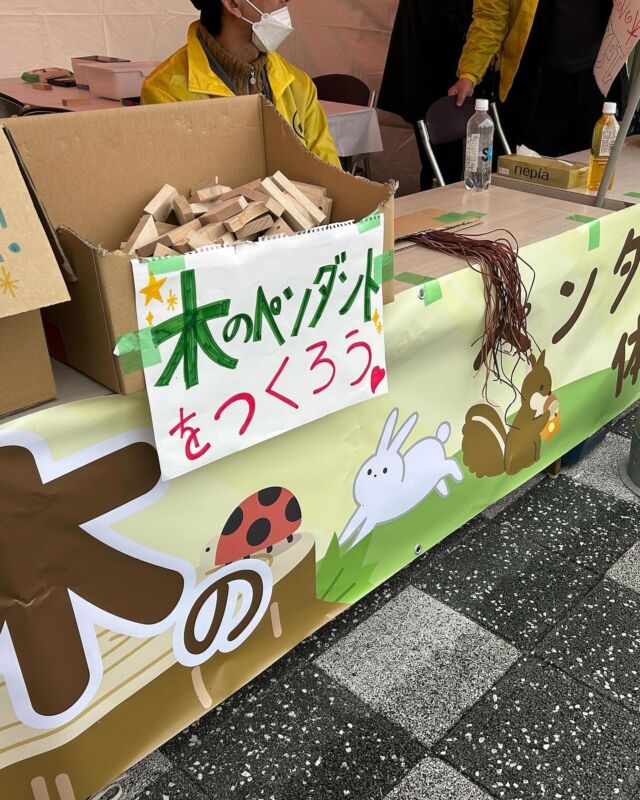 今年も宇品で開催された『みなとフェスタ』に参加してきました。

わたしが所属する広島県中小企業家同友会では、子どもの体験広場のイベントを任されており、うちのグループでは、『木のペンダントづくり体験』のお店をしておりました。

土曜は快晴、日曜は雨天でしたが、すごく盛り上がり、子どもたちが喜んでくれたのと同時に、良い会員交流も出来たかと思います。

関係者の皆さん、お疲れさまでした！！

#みなとフェスタ2024 #中小企業家同友会広島 #地域貢献 #フジビジネス広島  #オフィス　#広島#オフィスレイアウト　#オフィス創り　#わりとなんでもやる　#公共施設 #一般企業事務所　
#文具　#事務用品　#OA機器　#スチール家具　#図書館用品　#施工管理技士がいる事務機屋さん